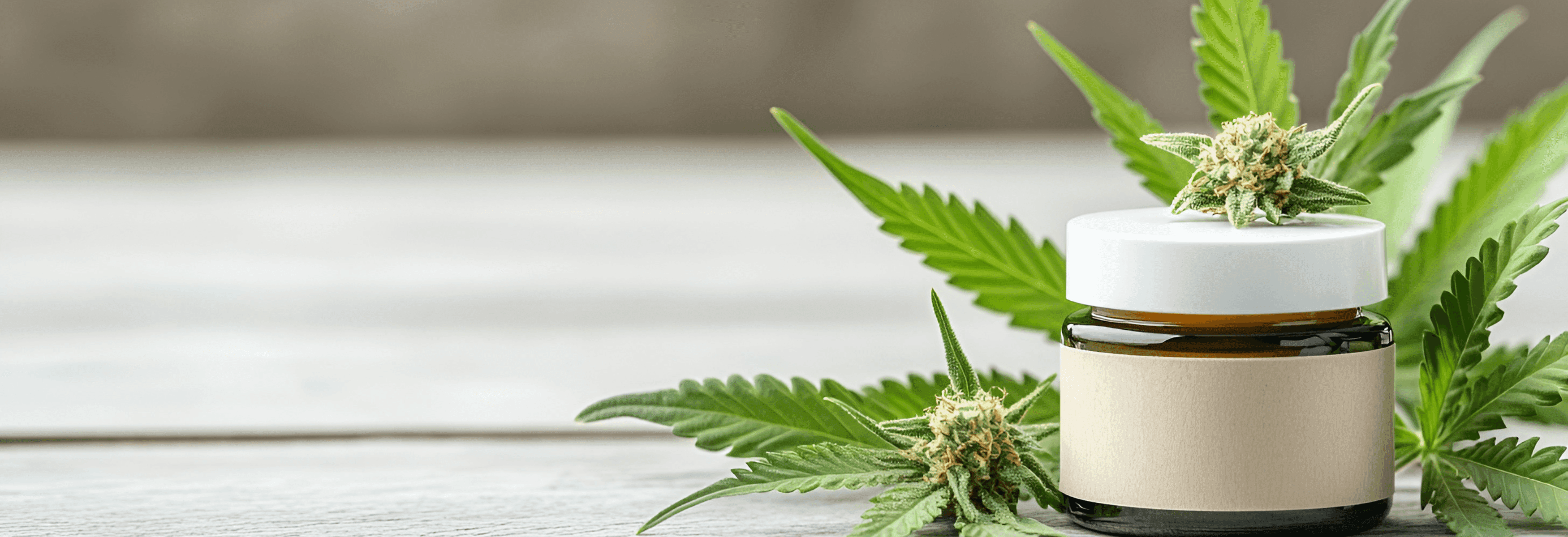 Braune Glaskruke mit kindersicheren Verschluss trapiert mit Cannabisblüten 