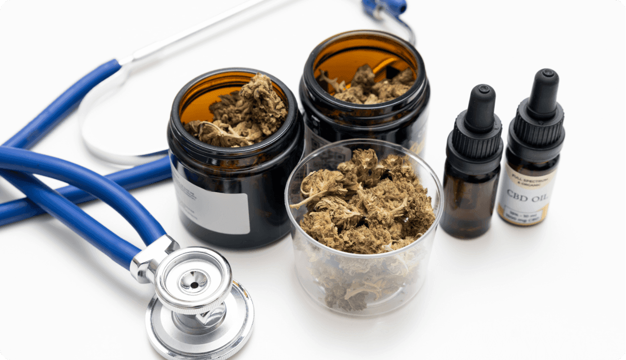 Braune Glaskruken gefüllt mit Cannabisblüten und zwei Extrakteflaschen